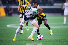 20260419 GAIS Henry Sletsjøe och BK Häckens Abdoulaye Doumbia under fotbollsmatchen i Allsvenskan mellan BK Häcken och GAIS den 19 april 2026 på Nordic Wellness Arena i Göteborg. 
Foto: Filip Kauffeldt