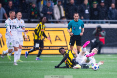 20260419 GAIS Samuel Salter och BK Häckens Abdoulaye Doumbia under fotbollsmatchen i Allsvenskan mellan BK Häcken och GAIS den 19 april 2026 på Nordic Wellness Arena i Göteborg. 
Foto: Filip Kauffeldt