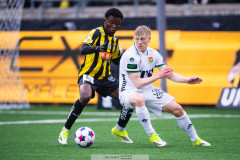 20260419 BK Häckens Abdoulaye Doumbia och GAIS Frosti Thorkelsson under fotbollsmatchen i Allsvenskan mellan BK Häcken och GAIS den 19 april 2026 på Nordic Wellness Arena i Göteborg. 
Foto: Filip Kauffeldt