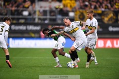 20240722 AIKs John Guidetti och GAIS Harun Ibrahim under fotbollsmatchen i Allsvenskan mellan GAIS och AIK den 22 Juli 2024 på Gamla Ullevi i Göteborg.