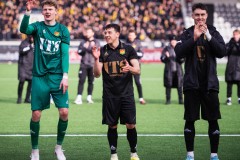 20260314 GAIS Andreas Hermansen, Matteo de Brienne och Samuel Salter jublar efter fotbollsmatchen i Svenska Cupen mellan GAIS och AIK den 14 mars 2026 på Nordic Wellness Arena i Göteborg. 
Foto: Filip Kauffeldt