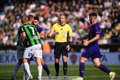 20240922 Djurgårdens IFs Deniz Hümmet och GAIS Axel Norén under fotbollsmatchen i Allsvenskan mellan GAIS och Djurgårdens IF den 22 september 2024 på Gamla Ullevi i Göteborg.