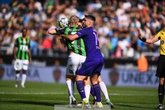 20240922 Djurgårdens IFs Besard Sabovic och GAIS Joackim Åberg under fotbollsmatchen i Allsvenskan mellan GAIS och Djurgårdens IF den 22 september 2024 på Gamla Ullevi i Göteborg.