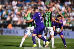 20240922 Djurgårdens IFs Besard Sabovic och GAIS Joackim Åberg under fotbollsmatchen i Allsvenskan mellan GAIS och Djurgårdens IF den 22 september 2024 på Gamla Ullevi i Göteborg.