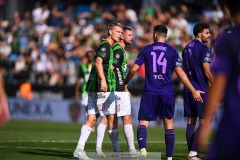 20240922 Djurgårdens IFs Besard Sabovic och GAIS Joackim Åberg under fotbollsmatchen i Allsvenskan mellan GAIS och Djurgårdens IF den 22 september 2024 på Gamla Ullevi i Göteborg.