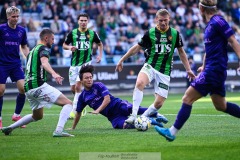 20240922 GAIS Joackim Åberg och Djurgårdens IFs Keita Kosugi under fotbollsmatchen i Allsvenskan mellan GAIS och Djurgårdens IF den 22 september 2024 på Gamla Ullevi i Göteborg.