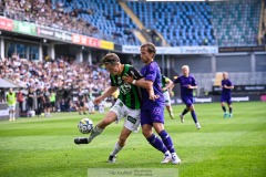 20240922 GAIS Axel Henriksson och Djurgårdens IFs Daniel Stensson under fotbollsmatchen i Allsvenskan mellan GAIS och Djurgårdens IF den 22 september 2024 på Gamla Ullevi i Göteborg.