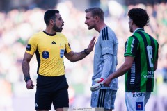 20260406 Huvuddommare Mohammed Al-Hakim och Djurgården IFs Jacob Rinne under fotbollsmatchen i Allsvenskan GAIS och Djurgårdens IF den 6 april 2026 på Gamla Ullevi i Göteborg. 
Foto: Filip Kauffeldt