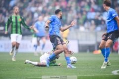 20240818 GAIS Chovanie Amatkarijo och Halmstads BKs Vinicius Nogueira under fotbollsmatchen i Allsvenskan mellan GAIS och Halmstads BK den 18 augusti 2024 på Gamla Ullevi i Göteborg.