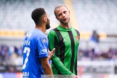 20240818 GAIS Gustav Lundgren och Halmstads BKs Vinicius Nogueira under fotbollsmatchen i Allsvenskan mellan GAIS och Halmstads BK den 18 augusti 2024 på Gamla Ullevi i Göteborg.