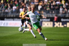 20240707 GAIS Lucas Hedlund och Hammarby IFs Victor Eriksson under fotbollsmatchen i Allsvenskan mellan GAIS och Hammarby IF den 7 Juli 2024 på Gamla Ullevi i Göteborg.