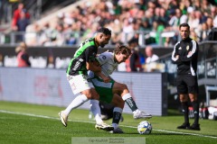 20240707 Hammarby IFs Hampus Skoglund och GAIS Mervan Celik under fotbollsmatchen i Allsvenskan mellan GAIS och Hammarby IF den 7 Juli 2024 på Gamla Ullevi i Göteborg.