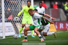 20240707 Hammarby IFs Victor Eriksson och GAIS Mervan Celik under fotbollsmatchen i Allsvenskan mellan GAIS och Hammarby IF den 7 Juli 2024 på Gamla Ullevi i Göteborg.