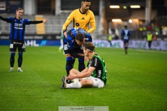 202401110 IK Sirius Henrik Rönnlöf Castegren och GAIS Axel Henriksson under fotbollsmatchen mellan GAIS och IK Sirius  i Allsvenskan den 10 november 2024 på Gamla Ullevi i Göteborg.