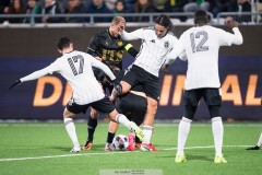 20260223 Landskronas Gent Elezaj och André Alvarez Perez i duell med GAIS Rasmus Niklasson Petrovic under fotbollsmatchen i Svenska Cupen mellan GAIS och Landskrona BoIS den 23 februari 2026 på Nordic Wellness Arena i Göteborg. 
Foto: Filip Kauffeldt