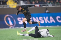 20260223 GAIS Max Andersson och Landskronas Emmanuel Moungam Á Ngon under fotbollsmatchen i Svenska Cupen mellan GAIS och Landskrona BoIS den 23 februari 2026 på Nordic Wellness Arena i Göteborg. 
Foto: Filip Kauffeldt
