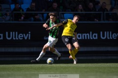 20240421 GAIS Axel Henriksson och Mjällby AIFs Elliot Stroud under fotbollsmatchen i Allsvenskan mellan GAIS och Mjällby AIF den 21 april 2024 på Gamla Ullevi i Göteborg.