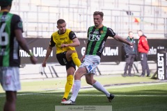 20240421 Mjällby AIFs Arvid Brorsson och GAIS Alexander Ahl Holmström under fotbollsmatchen i Allsvenskan mellan GAIS och Mjällby AIF den 21 april 2024 på Gamla Ullevi i Göteborg.