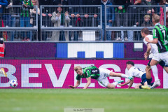 20260503 GAIS Rasmus Niklasson Petrovic och ÖIS Owen Parker-Price under fotbollsmatchen i Allsvenskan mellan GAIS och ÖIS den 3 maj 2026 på Gamla Ullevi i Göteborg. 
Foto: Filip Kauffeldt