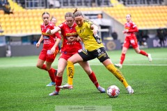 20240329 IF Elfsborgs Stina Jensen och IK Rössös Emily Robertsson under fotbollsmatchen mellan IF Elfsborg och IK Rössö på Borås Arena den 29 mars 2024 i Borås.