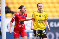 20240329 IK Rössös Ersa Salihi och IF Elfsborgs Ellen Nilsson under fotbollsmatchen mellan IF Elfsborg och IK Rössö på Borås Arena den 29 mars 2024 i Borås.
