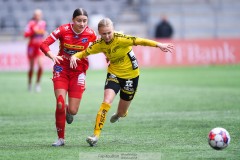 20240329 IK Rössös Alvina Salihi och IF Elfsborgs Linn Sångberg under fotbollsmatchen mellan IF Elfsborg och IK Rössö på Borås Arena den 29 mars 2024 i Borås.