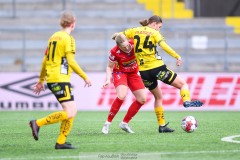 20240329 IK Rössös Hanna Kauffeldt och IF Elfsborgs Ida Backlund under fotbollsmatchen mellan IF Elfsborg och IK Rössö på Borås Arena den 29 mars 2024 i Borås.