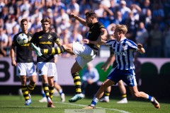 20250817 AIKs Sotirios Papagiannopoulos och IFK Göteborgs Max Fenger under fotbollsmatchen mellan IFK Göteborg och AIK i Allsvenskan den 17 augusti 2025 på Gamla Ullevi i Göteborg.