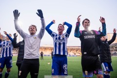 20260308 IFK Göteborg Alfons Borén, Benjamin Brantlind och Alexander Carlsson jublar efter fotbollsmatchen i Svenska Cupen mellan IFK Göteborg och Degerfors IF den 8 mars 2026 på Nordic Wellness Arena i Göteborg. 
Foto: Filip Kauffeldt