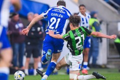 20250428 IFK Göteborgs Adam Carlén och GAIS Axel Henriksson under fotbollsmatchen mellan IFK Göteborg och GAIS i Allsvenskan den 28 april 2025 på Gamla Ullevi i Göteborg.