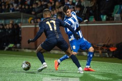 20240126 IFK Göteborgs Melvin Koliqi och Halmstads BKs Phil Ofosu Ayeh under träningsmatchen IFK Göteborg och Halmstads BK på Valhalla IP den 26 januari 2024 i Göteborg.