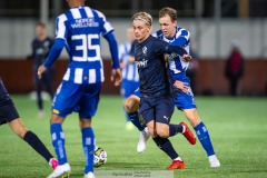 20240126 Halmstads BKs Leo Hedenberg och IFK Göteborgs Adam Carlén under träningsmatchen IFK Göteborg och Halmstads BK på Valhalla IP den 26 januari 2024 i Göteborg.