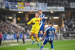 202401102 IFK Göteborgs Jonas Bager och Kalmar FFs Simon Skrabb under fotbollsmatchen mellan IFK Göteborg och Kalmar FF i Allsvenskan den 2 november 2024 på Gamla Ullevi Göteborg.