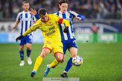 202401102 Kalmar FFs Simon Skrabb och IFK Göteborgs Kolbeinn Thordarsson under fotbollsmatchen mellan IFK Göteborg och Kalmar FF i Allsvenskan den 2 november 2024 på Gamla Ullevi Göteborg.