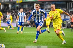 202401102 IFK Göteborgs Laurs Skjellerup och Kalmar FFs Rasmus Sjöstedt under fotbollsmatchen mellan IFK Göteborg och Kalmar FF i Allsvenskan den 2 november 2024 på Gamla Ullevi Göteborg.