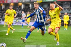 202401102 IFK Göteborgs Laurs Skjellerup och Kalmar FFs Rasmus Sjöstedt under fotbollsmatchen mellan IFK Göteborg och Kalmar FF i Allsvenskan den 2 november 2024 på Gamla Ullevi Göteborg.