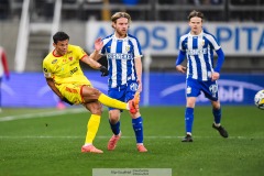 202401102 Kalmar FFs Romario Pereira Sipiao och IFK Göteborgs Oscar Pettersson under fotbollsmatchen mellan IFK Göteborg och Kalmar FF i Allsvenskan den 2 november 2024 på Gamla Ullevi Göteborg.