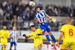 202401102 IFK Göteborgs Ramon Pascal Lundqvist och Kalmar FFs Romario Pereira Sipiao under fotbollsmatchen mellan IFK Göteborg och Kalmar FF i Allsvenskan den 2 november 2024 på Gamla Ullevi Göteborg.