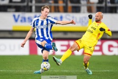 202401102 IFK Göteborgs Adam Carlén och Kalmar FFs Robert Gojani under fotbollsmatchen mellan IFK Göteborg och Kalmar FF i Allsvenskan den 2 november 2024 på Gamla Ullevi Göteborg.