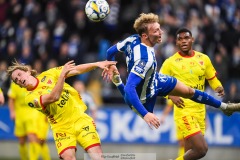 202401102 Kalmar FFs Johan Karlsson och IFK Göteborgs Laurs Skjellerup under fotbollsmatchen mellan IFK Göteborg och Kalmar FF i Allsvenskan den 2 november 2024 på Gamla Ullevi Göteborg.