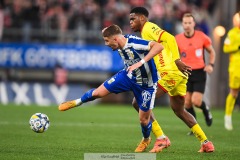 202401102 IFK Göteborgs Ramon Pascal Lundqvist och Kalmar FFs Vince Chijioke Osuji under fotbollsmatchen mellan IFK Göteborg och Kalmar FF i Allsvenskan den 2 november 2024 på Gamla Ullevi Göteborg.