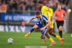 202401102 IFK Göteborgs Ramon Pascal Lundqvist och Kalmar FFs Vince Chijioke Osuji under fotbollsmatchen mellan IFK Göteborg och Kalmar FF i Allsvenskan den 2 november 2024 på Gamla Ullevi Göteborg.