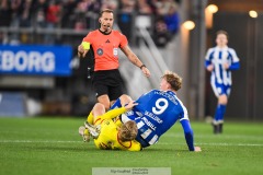 202401102 IFK Göteborgs Laurs Skjellerup och Kalmar FFs Lars Sætra under fotbollsmatchen mellan IFK Göteborg och Kalmar FF i Allsvenskan den 2 november 2024 på Gamla Ullevi Göteborg.