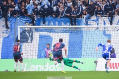 20250525 IFK Göteborgs Elis Bishesari och Malmö FFs Lasse Berg Johnsen under fotbollsmatchen mellan IFK Göteborg och Malmö FF i Allsvenskan den 25 maj 2025 på Gamla Ullevi i Göteborg.