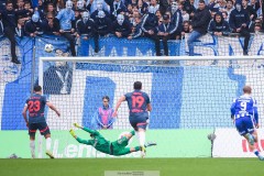 20250525 IFK Göteborgs Elis Bishesari och Malmö FFs Lasse Berg Johnsen under fotbollsmatchen mellan IFK Göteborg och Malmö FF i Allsvenskan den 25 maj 2025 på Gamla Ullevi i Göteborg.