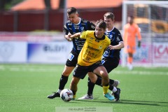 20240810 IFK Skövdes Axel Axelsson och Ahlafors IFs Nils Strandahl under fotbollsmatchen i Div 2 Norra Götaland mellan IFK Skövde och Ahlafors IF den 10 augusti 2024 på Södermalms IP i Skövde.