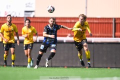 20240810 IFK Skövdes Bilos Yonakhir och Ahlafors IFs Linus Åvall under fotbollsmatchen i Div 2 Norra Götaland mellan IFK Skövde och Ahlafors IF den 10 augusti 2024 på Södermalms IP i Skövde.