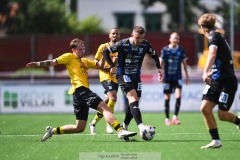 20240810 IFK Skövdes Axel Axelsson och Ahlafors IFs Alexander Lindahl under fotbollsmatchen i Div 2 Norra Götaland mellan IFK Skövde och Ahlafors IF den 10 augusti 2024 på Södermalms IP i Skövde.