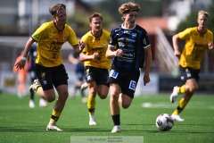 20240810 IFK Skövdes David Frisk och Ahlafors IFs Alexander Lindahl under fotbollsmatchen i Div 2 Norra Götaland mellan IFK Skövde och Ahlafors IF den 10 augusti 2024 på Södermalms IP i Skövde.