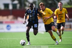 20240810 IFK Skövdes Edwin Mahisa och Ahlafors IFs Samuel Edlund under fotbollsmatchen i Div 2 Norra Götaland mellan IFK Skövde och Ahlafors IF den 10 augusti 2024 på Södermalms IP i Skövde.